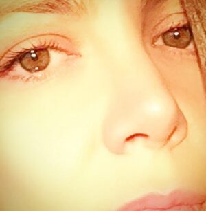 Ayşe Şule Bilgiç Instagram - An olur... An gelir... An susar... Çocukça duyguların aşağılanmadığı, zor ve imkansıza boyun eğilmeyen, yazgının değişebilir olduğuna inanılan topraklarımda tüm kuşlar o anda havalanır... Issızlığın sessizliği ve hareketsizliğinde sim gibi parlayan bir damla, çocuk gözlerinde çırpınır... An olur... An gelir... An susar... Kana kana içmek isterken... A.Ş.K.1999