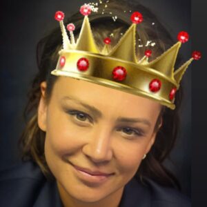 Ayşe Şule Bilgiç Instagram - Bizim kültürümüzde insanın kendini beğenmesi adı üstünde “kendini beğenmişlik” olumsuz bir temadır. Burnu büyüklük, ukalalık, diğer insanları küçümseyen bir tavır gibi anlaşılır bu kendini beğenmişlik. 

Oysa yıllardır yaşadığım onca yaşam deneyimi, okuduğum onca kitap, aldığım onca eğitimle anlıyorum ki her birimiz kendimizi beğendiğimizde önce kendimizle sonra  bir başkası ile, dünya ile kurduğumuz ilişki de güzelleşiyor. Ve bu kendini beğenmişlik hiç de bir başkasını ezen, küçümseyen bir yere gitmiyor. Aksine o davranışların arkasında da örtülü bir “kendini beğenmemezlik” olduğunu artık biliyorum. 

Şimdi izninizle kendi doğumgünümü ilk kendim kutlamak, kendime teşekkür etmek istiyorum. 

Canım kendim! 🧿

Uzun zamandır çok şey yaşadın! 

Çok üzüldün, çok ağladın, çok güldün, çok heyecanlandın, çok korktun, çok kaygılandın, çok çalıştın, çok zorlandın, çok eğlendin, çok yoruldun, çok soru sordun, çok büyüdün, çok öğrendin, çok sabrettin, çok yıprandın, çok onardın, çok verdin, çok aldın, çok sevdin, çok yandın, çok sandın, çok başardın, çok yanıldın… 

Ne yaptıysan hep çok yaptın!!

Her anında seninle olmak inanılmaz güzeldi.

Yıllarca bu dünyayı, kendin dışındakileri ve kendini anlamak için gösterdiğin çaba, emek, hassiyet, merak, çalışkanlık, sabır ve başına gelen her şeye rağmen böyle gülümseyebildiğin için seni yürekten kutluyorum. 👏🏻👏🏻

İnsan doğmak, insan olmak ve insan kalmak çok zor! Çokk! 😇

İyi ki sen olarak doğmuşum. 🙏🏻💕

Doğum günün kutlu olsun. 🎂

Ömrünün en güzel yaşlarının başlangıcı olsun. 🙏🏻

Seni geç buldum ama bulunca çok sevdim. 💕

Seninle yaşadığımız her an çok güzeldi ve şimdi heyecanla daha da güzellerini yaşamaya…🧿

Nice yaşlara… 🧿❤️