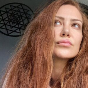 Ayşe Şule Bilgiç Instagram - Bu geçiyor olduğumuz hafta sanki Pepee Mezunları sözleşmiş gibi peş peşe mesaj atmaya başladılar. Fotoğrafı kaydırıp bazı mesajları okuyabilirsiniz. Haftada 1-2 tane bu tip mesaj almaya alışığım ama her gün üst üste olunca tuhaf bir duygusallığa büründüm.
   
Ben ilk günden beri dünyadaki bütün çocuklar benim çocuğum diyorum. Bunu bir kibirle ya da onların üzerinde hak sahibi olduğumu idda eden bir alt metinle söylemiyorum. Aksine hepsinden tıpkı kendi doğurduğum çocuklar kadar sorumlu olduğumu ima etmeye çalışıyorum. 
   
Siz doğurmuş ve gözlerinin içine siz bakıyor olabilirsiniz ama ben çocukları keşfettiğim, kendi yetişkinliğimi fark ettiğim günden beri tüm çocuklara kendi doğurduğum biyolojik çocuklarıma karşı hissettiğim hassasiyeti, özeni, duyguyu hissediyorum. Bu yüzden hepsi benim çocuğum diyorum.
   
Yaptığım işlerin tamamında çocukların yüksek bir çıkarı olmadığı sürece vakit harcamıyorum. Her sabah çocuklar için iyi birşeyler yapmaya uyanacağım, benim böyle bir işim olsun dediğimde kapitalist düzenin çarkları arasında vıcığım çıkmasını bile göze almış kendiyle gurur duyan bir anneyim.
   
Pepee’yi tüm imkansızlıklar içinde sıfır sermaye ile yapıp, tüm Türkiye’nin Pepee diye bağırdığı alkışladığı günlerde, hayatımda hiç görmediğim ve nasıl ödeyeceğimi hiç bilmediğim kadar çok borcum oluşmuşken borcumun 3 katı para ile Pepeeli cips teklifine hiç düşünmeden “hayır” demiş yürekte bir anneyim ben! Evlatlarına cips yedirerek kendi şirketinin poposunu kurtarmayı aklından bile geçirmeyen bir anne. “Batacaksa batsın”ı göze alıp batmaması yeni ve çok güzel işler yapmaya devam etmesi için ona da anne şevkati ile baktığım bir anne.
   
İnsanın kendine ben öyleyim ben böyleyim demesini çok sevmem ama birinin de çıkıp bu gerçekleri artık bas bas bağırması, böyle de başarılabileceğini anlatması lazım.
   
Düşyeri HAYIR demeyi başardıkları sayesinde bugün Ali Koç, Begüm Doğan, Ali Sabancı, Nevzat Aydın, Göktekin Dinçerler, Varol Civil, Kenan Çolpan, Ayşegül Akşak, Timuçin Öğün gibi iş insanlarından yatırım almayı başardı. Ve şu an dijitalde 47 milyonluk bir trafiği yönetiyor. 
   
Borcum içinde boğulmuşken Cips firmasının teklifine nasıl hayır dediğimi bir sonraki po