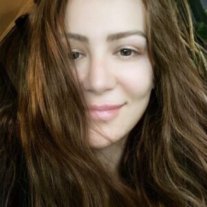 Ayşe Şule Bilgiç Instagram - Bir çocuk için en çok “çocukluk travması” sebeplerini bilmek ister misiniz?
💐🙏🏻
Önem ve çokluk sırası diye düşünmeyin. 
💐🙏🏻
Ameliyatlar, tıbbi müdehaleler(dikiş,iğne, serum, tanı incelemeleri)
💐🙏🏻
Hayati hastalıklar atlatmak
💐🙏🏻
Yüksek ateş
💐🙏🏻
Uzun süreli hareketsizlik(alçı vs)
💐🙏🏻
Doğum anı sıkıntıları( kordon dolanması, anestezi, uyuşturucu, alkol...)
💐🙏🏻
Şiddet eylemleri, zorbalık, hayvan saldırıları, ev içi şiddet, şiddete tanıklık(canlı ya da tv ve oyunlardan)
💐🙏🏻
Fiziksel cinsel taciz, ihmal, savaş, göç, nesillerle etkisi, terör saldırıları, kaçırılma..
💐🙏🏻
Boşanma, sevilen birinin, bir canlının ölümü, ayrılık, kaybolmak, hırsızlık 
💐🙏🏻
Aşırı sıcaklığa maruz kalma(yanma), doğal afetler, ani yüksek ses(kavga, şimşek, şiddet sesi)
💐🙏🏻
Bu sayılanlar olursa/olduysa çocukta kesin travma oluşur demiyorum elbette. Bu yazdıklarım “Bir çocuğun gözünden travma” kitabındaki bilgiler.
💐🙏🏻
Bu olaylar bir çocukta travma oluşma ihtimali yüksek yaşam olayları. 
💐🙏🏻
Bir bebeğin yangın alarmına maruz kalması tüm yaşamını etkileyecek bir travma yaratabilir mesela. Ama bir başka benek için kayıtlara bile alınmayabilir. 
💐🙏🏻
Her çocuğun biricikliğinden yola çıkarak bakmakla beraber, bu tip yaşam deneyimleri yaşayan çocuklar konusunda gözümüz üzerlerinde olması önemli.
💐🙏🏻
Çocukta bir yaşam deneyimi sonrası travma olup olmadığını nasıl anlarsınız?
💐🙏🏻
Bir sonraki paylaşım da anlatayım. 
💐🙏🏻
KAYNAK: Bir Çocuğun Gözünden Travma Peter A.Leine, Maggie Kline
💐🙏🏻
Ps: Aaa APA kurallarına uygun kaynak belirtmediğim için tüm bilim camiasından özür dilerim. Nitekim ben kilim insanıyım. Aramızda bir fark olsun 🤣🤣