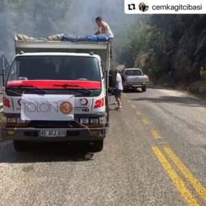 Ayşe Şule Bilgiç Instagram - Yıllardır “YOKLUK YARATICILIĞI” diye bir kavramdan bahsederim. Bilen bilir. Buyurun güzel yurdumun insanları yokken var etmek için nasıl çaba harcamış. İnsanlar bu icatlarla şu an yangın söndürüyorlar!
KAYDIRMALI POSTA BAKIN. 

NOT: Yaratıcılık allaha mahsus yazanları engelleyeceğim. Bizim allah’ın verdği bir yaratıcılığımız var azcık ne demek istediğime kafa yorun ezberden muhalefet etmeden önce! 

#Repost @cemkagitcibasi with @make_repost
・・・
Yardımcı olmak isteyenler gerekli bölgelere su tankı, güçlü benzinli su pompası ve hortum gönderelim lütfen en etkili yangınla mücadele yöntemi şuan için bu. Kamyoneti ve pick up aracı olanlara bunları ulaştıralım. 
Yangın her geçen gün yayılıyor, ayakkabı, yanmaz kıyafetlerle bu yangınları söndüremeyiz. Lütfen bu postu herkese ulaştıralım. #yarindegilbugun