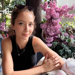 Ayşegül Akdemir Instagram - 🌸 Güzel çiçek görünce foto çektirmeyen de ne bileyim sfhsfh