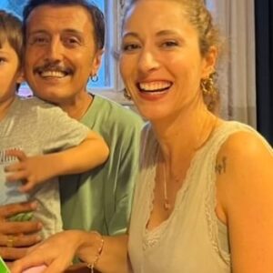 Ayşegül Akdemir Instagram - Sen 4 yaşında mı oldun?
Evet
Büyüdün mü
Hayır ben büyümek istemiyorum. 
Neden
Hep böyle kalmak istiyorum
Neden
İstemiyoruuuuuumm. 
Tamam boşver büyüme sen…

İstesen de istemesen de bir gün benim yaşıma geldiğinde büyümek istememene hak verdiğimi anlayacaksın. Seni seviyorum oğlum❤️ iyi ki doğdun🎂🧿 #KEMALŞAHİN