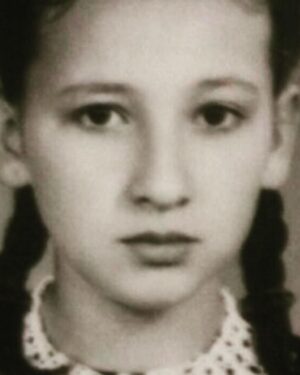 Ayşegül Günay Instagram - Gelsin tbt o zaman,ilkokul 5. Sınıfta, annemin ördüğü beyaz dantel yaka ve siyah önlüğümle, ağzında burnunda estetik mi var diyenlere de selam olsun🍀