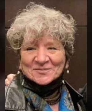 Ayşenil Şamlıoğlu Instagram - Çok sevgili yeğenim Serpil Göktekin Güneş’i kaybettik,uzun bir mücadeleden sonra…Az rastlanılır canlardan biriydi…ruhunuzu bir bakışta görür bir iki cümleyle hayatınıza dokunuverirdi..biriciğim…yattığın yer incitmesin canııııımmmmm…