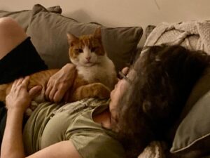 Ayşenil Şamlıoğlu Instagram - Oğlumu bulduk gene depolarda ve büyük savaş verdik oradan çıkarmak için çok büyük bir alan deli gibi kaçıyor belli ki çok korkmuş,üç kişi barikatlar kurup çıkışa yönlendirdik,çok zayıflamış,geldiğinden beri deli gibi yemek yiyor 🥰🙏🎉
