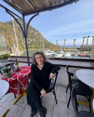 Ayşenil Şamlıoğlu Instagram - Benim can dostlarım Nuray,Eray,Adem Erişkin bana harika bir gün armağan ettiler💙🩵🩶Kapalı olan restoranlarını benim için açarak şımarttılar beni.Hayatımda yediğim en güzel pizzayı hazırladı @adem_eriskin ve şahane şarap ve güzelim sohbet…Yazdan kalma bir gün eşliğinde,daha ne ister insan🥰 Giden bilir 
@anthavenbodrum da köprü üstündeki kule onların müthiş bir manzara ve her katta ayrı bir perspektif….@antrepizzaanthaven
 #antrepizzaanthaven #dostluk #lezzet #keyif #mutluluk #pizza #friends #friendship #joy #delicious #happiness