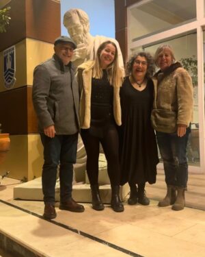 Ayşenil Şamlıoğlu Instagram - Benim can dostlarım Nuray,Eray,Adem Erişkin bana harika bir gün armağan ettiler💙🩵🩶Kapalı olan restoranlarını benim için açarak şımarttılar beni.Hayatımda yediğim en güzel pizzayı hazırladı @adem_eriskin ve şahane şarap ve güzelim sohbet…Yazdan kalma bir gün eşliğinde,daha ne ister insan🥰 Giden bilir 
@anthavenbodrum da köprü üstündeki kule onların müthiş bir manzara ve her katta ayrı bir perspektif….@antrepizzaanthaven
 #antrepizzaanthaven #dostluk #lezzet #keyif #mutluluk #pizza #friends #friendship #joy #delicious #happiness