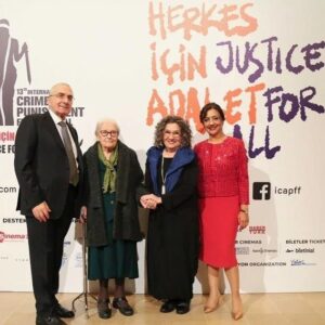 Ayşenil Şamlıoğlu Instagram - Prof. Dr. İonna Kuçuradi ve Alin Taşçıyan ile birlikte olmak büyük mutluluk,hele Kuçuradi hoca karşısında dizlerimin bağı çözüldü🩵🩶🤍 #suçvecezafilmfestivali
