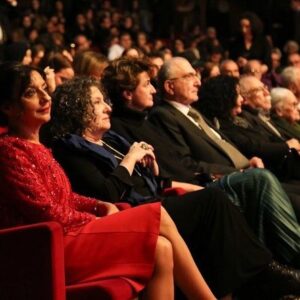 Ayşenil Şamlıoğlu Instagram - Prof. Dr. İonna Kuçuradi ve Alin Taşçıyan ile birlikte olmak büyük mutluluk,hele Kuçuradi hoca karşısında dizlerimin bağı çözüldü🩵🩶🤍 #suçvecezafilmfestivali