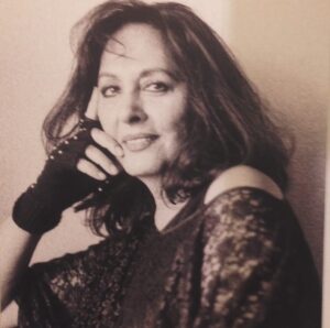 Ayşenil Şamlıoğlu Instagram - Menzile tez varın Sevda hanım,hep çok özeldiniz,hep gönlümüzdeydiniz …
#sevdaferdağ