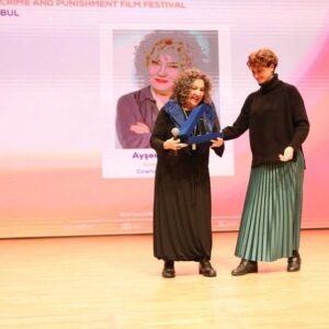 Ayşenil Şamlıoğlu Instagram - Prof. Dr. İonna Kuçuradi ve Alin Taşçıyan ile birlikte olmak büyük mutluluk,hele Kuçuradi hoca karşısında dizlerimin bağı çözüldü🩵🩶🤍 #suçvecezafilmfestivali