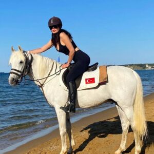 Aysu Baçeoğlu Instagram - 🐴🥰
