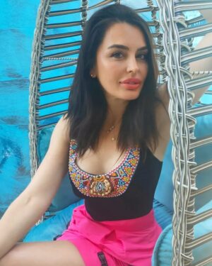 Aysu Baçeoğlu Instagram - Happy weekend☀️🦋

@nil_dekor

#weekendvibes 
#bloggerstyle 
#istanbul