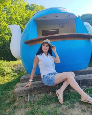 Aysu Baçeoğlu Instagram - Happy Weekend ☀️📸 @maviatbinicilikmerkezi 

#weekendvibes 
#haftasonu 
#summervibes 
#bloggerstyle