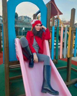 Aysu Baçeoğlu Instagram - Gökyüzü gibi şu çocukluk, hiçbir yere gitmiyor.. 🥰♥️😋