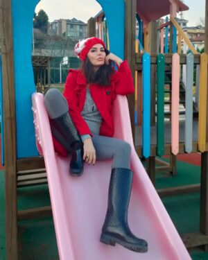 Aysu Baçeoğlu Instagram - Gökyüzü gibi şu çocukluk, hiçbir yere gitmiyor.. 🥰♥️😋