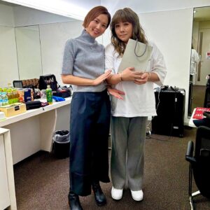 Ayumi Hirodo Instagram - ともこさん🧚‍♀️お誕生日おめでとうございます🎂
そしてM-1グランプリお疲れ様でした✨
私なんかが言うことではないですが、
本当にかっこよかったです。
そんなともこさんでも本番前は笑顔が少なくなるくらい緊張するM-1グランプリ．改めてすごい現場なのだなと…
本番前の1枚目と本番後の2枚目の写真📷

2023年も残りわずか‼️
体調に気をつけて良いお年を〜🌟

楽屋に入れてくださってありがとうございました🙇‍♀️
やすよさんもタグ付けしちゃおっと🐰

#クリスマスイブ