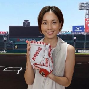 Ayumi Hirodo Instagram - 熱闘甲子園、今年で8年目．
現場に行けることに感謝し“全力疾走”してまいります！

甲子園を彩る“声援”が戻ってきました．
今年の夏は何が楽しみでしょうか？
熱闘甲子園に期待すること、
高校野球への想いを声に出してください！
コメント欄にてお待ちしてます⚾️

#熱闘甲子園
#全力疾走