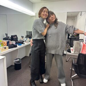 Ayumi Hirodo Instagram - ともこさん🧚‍♀️お誕生日おめでとうございます🎂
そしてM-1グランプリお疲れ様でした✨
私なんかが言うことではないですが、
本当にかっこよかったです。
そんなともこさんでも本番前は笑顔が少なくなるくらい緊張するM-1グランプリ．改めてすごい現場なのだなと…
本番前の1枚目と本番後の2枚目の写真📷

2023年も残りわずか‼️
体調に気をつけて良いお年を〜🌟

楽屋に入れてくださってありがとうございました🙇‍♀️
やすよさんもタグ付けしちゃおっと🐰

#クリスマスイブ