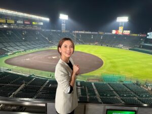 Ayumi Hirodo Instagram - 今の想いをありのままの表現で語ります。

9月14日にアレを達成してから次の頂点に向けて準備する…なんて初めてだし、11月までたてじまユニフォームを拝めるなんて！とワクワクしていた日本シリーズ。

4日土曜日、京セラへ向かう新幹線で窓の外の富士山を眺めながら考えてたこと。結果どうなったとしても、ここまで心が熱くなる試合を見ることができてどれほど幸せなことか…こう思う両チームのファンまた、プロ野球ファンは多かったはずです。

そしてついに来ました。この日が。
2023年11月5日。日本一、本当におめでとうございます！岡田監督、選手の皆さん、チーム関係者の皆さん、阪神ファンの皆さん、おめでとうございます！

でも、、私は言葉で伝える職業なのに、、、、
今の感情を表現できないんです。
見当たらない！嬉しいとか喜びだけではなくて…なんだろう、この感情！感謝という2文字に収まりきれない感情なんです。これまでインタビュアーとしてアスリートに「今の気持ち教えてください！」って簡単に聞いてしまっていたことを少し反省しようかなとさえ思っちゃいました。

球場で出会う阪神ファンから「ヒロドちゃん、今年こそアレ頼むで！」と声かけてもらい、あれ？私、選手かな？って錯覚になることもありました笑　でもそんな会話が心地よく、出会いの宝庫でした！“アレ”という一言で多くの阪神ファンとの会話が繋がり、野球だけでなく普段の生活でも広がっていった気がします。1年前に出会った少年と、先日奇跡的な再会も果たせました。中には、「私なんて一ヶ月前にファンなったばかりやから…」という人もいました。でも全ての試合を見ていたり、全てのデータを把握していないとファンと言ってはいけないという決まりはないと思う。日本一が心から嬉しいと思えるならば、どんな人もそれはタイガースファンだと思う。心がウキウキしたのなら立派なファンだと思う。自分のためではなく、他者のために涙が流せたらそれは本物の涙だと思うし、涙が出なくても心が熱くなれば本物のファンだと思う。

甲子園の近くで生まれ育った私は、小さい頃から虎マークというかTHマークというか、縦縞に馴染みはあったけど、タイガース戦を観に行ったのは一度だけ。だから、ABCテレビに入社してタイガースベンチリポーターをさせてもらっていなければ、タイガース日本一をこんな感情で迎えてないかもしれない、、、などなど、アレのアレきっかけでこれだけ感謝の気持ちがどんどん出てくる。幸せなことですね。

さて…想いが溢れて収拾つかなくなってますね。

平田ヘッドのお言葉を借りて文章の終わりとします！「宴も竹中直人ですが、想いをたっぷり綴ったところで、中島みゆきさせていただきます！」

最後に何て叫ぼうかな、、、
バモス？
アレのアレ達成？
来年も勝つばい？
んーーー。
よし決めた！

パインアメーーーーー！🍍 
じゃなくて、

感動をありがとうございました！！！

#ヒロドのこべや。