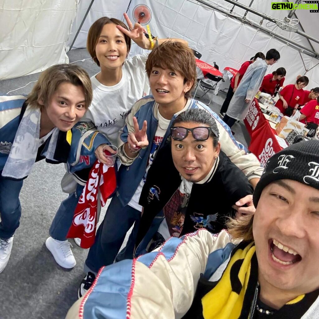 Ayumi Hirodo Instagram - ごぶごぶフェス2日目🔥 この日はボランティアスタッフとして、 @hamachankyuzitsu のSNS広報担当でした🫡 ☝️ こちらのアカウントのプロフィールページからストーリーのハイライト【色んなCEO】で残しているのでぜひ！ ①DA PUMPTOMOさんのインカメでパシャリ✨ ②移動姿がかっこいいので横切る姿を撮りたいのですが、CEOのサービス精神が勝りました ③ゴルフクラブを持っていない充さんと会うのは初めてかも！⛳️ ④清水ちゃんがたくさん私の相手をしてくれましたっ🐰 ⑤カメラロールにこういうショットたくさんあったな〜太輝さん、演技上手いなぁ〜 ⑥浜田さんからゆとり世代として怒られる同期の2人。なお反省はしない。 ⑦撮り終わってから太輝さんが、「このスリーショットこの世で1番いらんやろ」ってど正論かまされた ⑧お茶目なCEOもたくさんありました☺️ ⑨人間の背中がかっこいいってこれほど思った瞬間はありませんでした。 #フェスの余韻