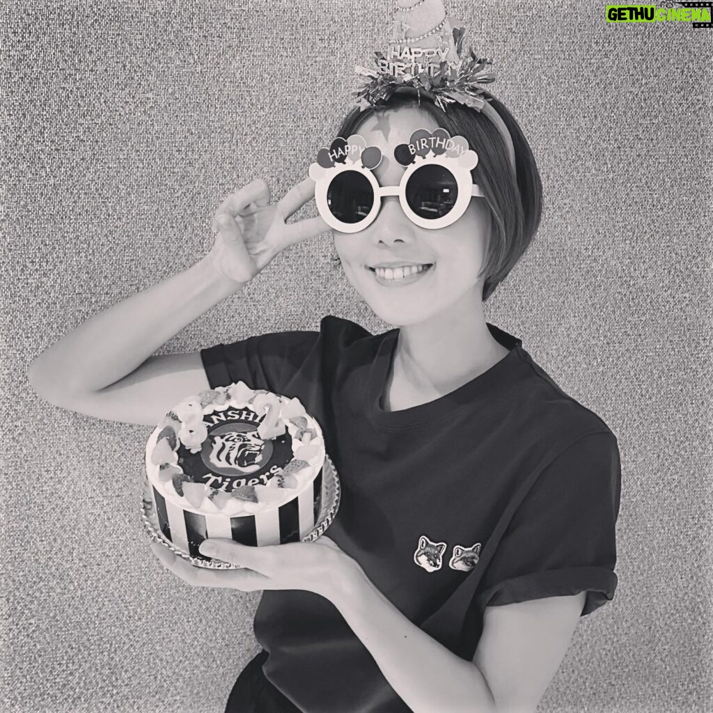 Ayumi Hirodo Instagram - 先日お誕生日を迎えました． 31歳の目標だった"リーグ優勝の取材"は達成しました！ 32歳の目標はもちろん"日本一の取材"です🐅 人生初のタイガースバースデーケーキ🎂に感動！球団公認ケーキだそう🫢みんなで心を込めて食べました笑 #虎視眈々