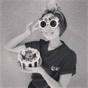 Ayumi Hirodo Instagram - 先日お誕生日を迎えました．
31歳の目標だった"リーグ優勝の取材"は達成しました！
32歳の目標はもちろん"日本一の取材"です🐅
人生初のタイガースバースデーケーキ🎂に感動！球団公認ケーキだそう🫢みんなで心を込めて食べました笑

#虎視眈々