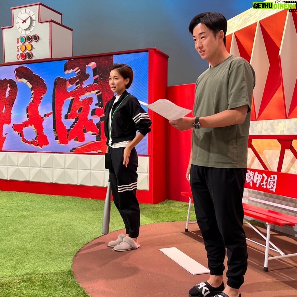 Ayumi Hirodo Instagram - ウラ熱闘⚾️ スタジオの展開はじっくり話し合いながら決めていきます！ 昨日のオンエア見ていただいた方にはわかるこの解説シーン！ いつでも運動できる格好がモットーです😛 #熱闘甲子園