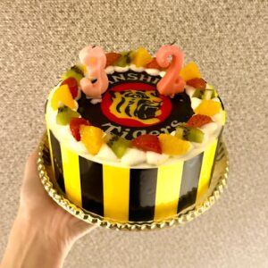 Ayumi Hirodo Instagram - 先日お誕生日を迎えました．
31歳の目標だった"リーグ優勝の取材"は達成しました！
32歳の目標はもちろん"日本一の取材"です🐅
人生初のタイガースバースデーケーキ🎂に感動！球団公認ケーキだそう🫢みんなで心を込めて食べました笑

#虎視眈々