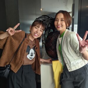 Ayumi Hirodo Instagram - 念願の若槻さんとブランチ🍔
ローストビーフを半分に切ったかと思ったらデザートを取りに行った若槻さんはかっこよかったです．
これだけ忙しくて大変なスケジュールにも関わらず、先日は展示会もされて、バイタリティ見習います‼️
また連れて行ってください🐻
念願のインスタ生パトロール、興奮しました🤣

#全力ピース