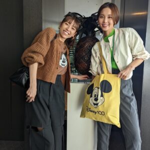 Ayumi Hirodo Instagram - 念願の若槻さんとブランチ🍔
ローストビーフを半分に切ったかと思ったらデザートを取りに行った若槻さんはかっこよかったです．
これだけ忙しくて大変なスケジュールにも関わらず、先日は展示会もされて、バイタリティ見習います‼️
また連れて行ってください🐻
念願のインスタ生パトロール、興奮しました🤣

#全力ピース