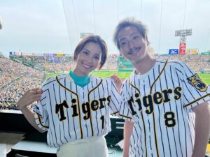 Ayumi Hirodo Instagram - 10月になりました🎃
このたびは、Sky presents 中村七之助のラジのすけを卒業いたしました📻
七之助さんとご一緒できた2年間．ラジオがきっかけで歌舞伎と出会い、裏方の皆さまのお話を聞いてより歌舞伎に前のめりになることができました🌸これまでいろいろな喜怒哀楽を共有させていただきましたが、私の中で1番の思い出は、阪神タイガース戦のラジオ中継に参加したことです！🐯お互い虎党ということで、ラジオでたびたびタイガーストークを展開して、たびたびスタッフに大幅カットでオンエアされ（当然ですが笑）虎色強めでした！佐藤選手と鳥谷さんのユニフォームを着て、声援を送ったことは一生忘れません！そして、ラジのすけが終わるまでに悲願のタイガースリーグ優勝を伝えられたことも嬉しかったです．日本一の際はゲストでお邪魔させてください笑
スタッフの皆様、自由奔放な私を受け入れてくださって本当にありがとうございました！
リスナーの皆様、温かいメッセージたくさんありがとうございました！
稲村亜美さん、どうぞよろしくお願いいたします！
そして、お七さま、本当にありがとうございました🐯

#ラジのすけ
#とらほー
#石田三成