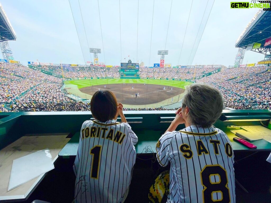 Ayumi Hirodo Instagram - 10月になりました🎃 このたびは、Sky presents 中村七之助のラジのすけを卒業いたしました📻 七之助さんとご一緒できた2年間．ラジオがきっかけで歌舞伎と出会い、裏方の皆さまのお話を聞いてより歌舞伎に前のめりになることができました🌸これまでいろいろな喜怒哀楽を共有させていただきましたが、私の中で1番の思い出は、阪神タイガース戦のラジオ中継に参加したことです！🐯お互い虎党ということで、ラジオでたびたびタイガーストークを展開して、たびたびスタッフに大幅カットでオンエアされ（当然ですが笑）虎色強めでした！佐藤選手と鳥谷さんのユニフォームを着て、声援を送ったことは一生忘れません！そして、ラジのすけが終わるまでに悲願のタイガースリーグ優勝を伝えられたことも嬉しかったです．日本一の際はゲストでお邪魔させてください笑 スタッフの皆様、自由奔放な私を受け入れてくださって本当にありがとうございました！ リスナーの皆様、温かいメッセージたくさんありがとうございました！ 稲村亜美さん、どうぞよろしくお願いいたします！ そして、お七さま、本当にありがとうございました🐯 #ラジのすけ #とらほー #石田三成