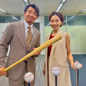 Ayumi Hirodo Instagram - セパ交流戦が始まっています⚾️
鳥谷敬さんとタイガース関連以外でご一緒するの初めて…でしたが、報道ステーションの“鳥谷解説”では結果的にタイガースのトピックスとなりました🐯
この日の鳥谷さんは、早朝の番組に出て、東京に移動し、ランニングしてからテレビ朝日に入る．変わらずストイック！

ここだけのお話ですが、去年の出演時にNO靴下ファッションがスタッフの間で話題となり、今回は靴下はくのかはかないのか、注目でした🤫今回はYES靴下ファッション！本番はベージュの靴下でしたが、黄色の靴下も持参していたのは内緒です🤫

#熱盛