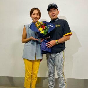Ayumi Hirodo Instagram - 阪神タイガース🐅リーグ優勝🏆
岡田彰布監督、選手の皆さん、
チーム関係者の皆さん、そして…
ファンの皆さん！本当におめでとうございます‼️
ファン歴10年、優勝というものを初めて味わいました！"嬉しい"という言葉には収まりきれない他の細かい感情も詰まっている気がします．その空気を吸うために甲子園に行けたこと、この上なく幸せです．そして優勝の翌日に広島まで付いて行って岡田監督に直撃できたこと、言葉になりません！
お渡ししたお祝いの花束は、早稲田の先輩である岡田さんに気づいてもらえるように“えんじ色"を．そしてもちろん黄色多めのお花が並んでいます🌻インタビューの様子は今夜の報道ステーションでお届けする予定です🐯
今日の私はパインアメコーデ🍍
岡田監督、今夜の生放送に間に合うよう帰れるか？と心配していただきありがとうございます！私は今羽田空港に到着しました🫡

#パインアメ