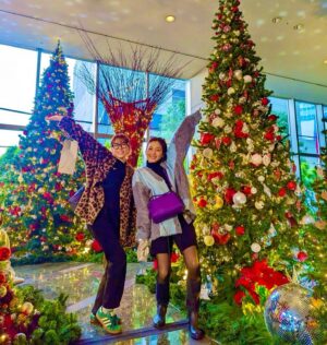 Ayumi Hirodo Instagram - 今日は若槻先輩と
ウォンカとチョコレート工場の始まり見て、
クリスマスマーケット見て、
カプチーノ飲んで、
クリスマスツリー見て、
インタグラマーポーズして、
何これって言って、
解散しました🎄

あの…若槻さんが最近ヒョウ柄のかわいいアウターよく着てるからもしかして隠れタイガースファンなんじゃないか？って思ってます…🐯