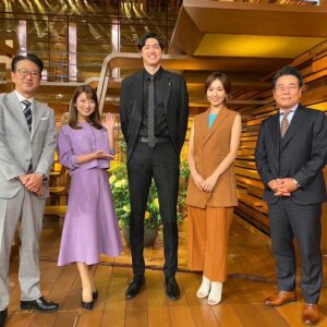 Ayumi Hirodo Instagram - FIBA バスケットボールW杯2023
🏀
パリオリンピック出場本当におめでとうございます！🏆
ドキドキが止まらないとはこういうことですね…

5月、NBA渡邊雄太選手がスタジオ生出演された時の写真です！

#fibawc