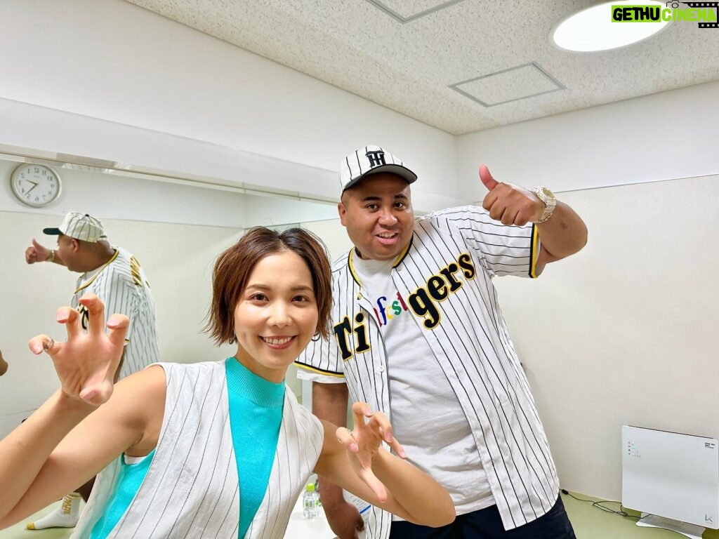 Ayumi Hirodo Instagram - サンデーLIVE‼︎の香りに導かれて楽屋に行きました😁 古田さんと美和さん⚾️ブルーコーデがリンクしています👏 そしたら楽屋廊下からタイガースの香りもしたので行ってみるとアントニーさん🐯 この日の古田さんは朝から立て続けにテレビ朝日でお仕事！夜はAbema出演後に報道ステーションスタジオに現れる‼️仁王立ちしているのが古田さん🤣気分は保護者参観日です🤣いつもと違う緊張感があったのは内緒🤫 嵐のように去っていきました。