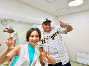 Ayumi Hirodo Instagram - サンデーLIVE‼︎の香りに導かれて楽屋に行きました😁
古田さんと美和さん⚾️ブルーコーデがリンクしています👏
そしたら楽屋廊下からタイガースの香りもしたので行ってみるとアントニーさん🐯
この日の古田さんは朝から立て続けにテレビ朝日でお仕事！夜はAbema出演後に報道ステーションスタジオに現れる‼️仁王立ちしているのが古田さん🤣気分は保護者参観日です🤣いつもと違う緊張感があったのは内緒🤫

嵐のように去っていきました。