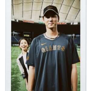 Ayumi Hirodo Instagram - #ヒロドの人間名鑑
【巨人　秋広優人選手】⚾️
身長2m2cm‼️プロ野球界で1番ビッグです．
インタビューで最初に言われる言葉は
「やっぱり大きいですね〜」
例に漏れず私も言いました🙋‍♀️
背番号55で、"この偉大な番号で決して軽い番号ではない。ジャイアンツの55番を秋広に任せてよかったと言ってもらえるようになりたい"と話していました．
その偉大な先輩である、松井秀喜さんからは「怪我に気をつけて、ジャイアンツを背負ってほしい」と伝えられたそうで、背番号の話をする時の秋広選手の真剣な、良い意味の深刻な表情が印象的でした．
打って変わって、師匠と慕う中田翔選手の話の時は、にやにやにやにや😁これだけで関係性がわかりました！
中田さんは寂しがり屋で、最近もビデオ電話が来るそうです☎️「翔さんが帰ってくる間もいい姿を見せたいですね」去年は自分が2軍で師匠が一軍で躍動する姿を見せてもらったからこその恩返しの気持ちがあったのだと思います．

取材ありがとうございました🙇‍♀️

主役の顔が暗くて反省です…