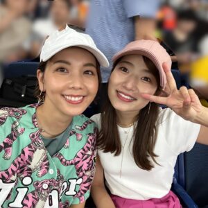 Ayumi Hirodo Instagram - #ヒロドのとらほー日記
ようこそタイガース観戦ツアーへ、ももちゃん🍑✨
野球観戦行きましょうって声かけてくれてありがとう😍
ホーム甲子園とまではいかなくても、応援のボリュームはビジターと思えないほどでした！特にチャンステーマの時のももちゃんのリアクション🤣「こんなに声量大きいんですか？！」
スポーツの現場に声が戻ってきて、心が満たされた気がします！
生とらほー！叫べてよかった🐯

#ビッグフライ大山さん
#伊藤投手のナイスピッチ
#ノイジーの意地
#岩崎さんの静かな闘志
#ヒロドのこべや　。