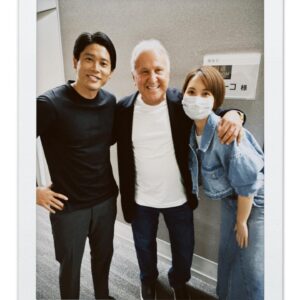 Ayumi Hirodo Instagram - Jリーグ30周年特集⚽️
ジーコさんと内田篤人さんの対談をお伝えしました．
ゆっくり歩きながらスタジオに入ってきたジーコさんを見た内田さんが、「やっぱり緊張感あるなぁ…」と思わず呟くほどのオーラがありました．
Jリーグを"息子のようだ"と表現していましたが、これからの更なる発展に向けての試みを取材できること、楽しみにしています！

この時私が学んだポルトガル語🇵🇹
ポコ！ポコ！ポコ！
🟰少しずつ

です😄

#報道ステーション