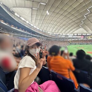 Ayumi Hirodo Instagram - #ヒロドのとらほー日記
ようこそタイガース観戦ツアーへ、ももちゃん🍑✨
野球観戦行きましょうって声かけてくれてありがとう😍
ホーム甲子園とまではいかなくても、応援のボリュームはビジターと思えないほどでした！特にチャンステーマの時のももちゃんのリアクション🤣「こんなに声量大きいんですか？！」
スポーツの現場に声が戻ってきて、心が満たされた気がします！
生とらほー！叫べてよかった🐯

#ビッグフライ大山さん
#伊藤投手のナイスピッチ
#ノイジーの意地
#岩崎さんの静かな闘志
#ヒロドのこべや　。