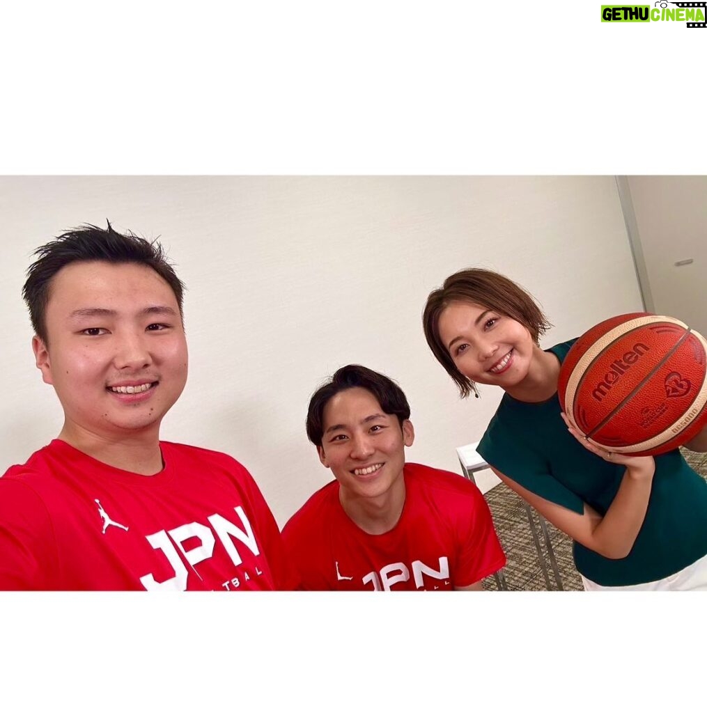 Ayumi Hirodo Instagram - FIBA Basketball World Cup 2023🏀 今夜はフィンランド戦‼️ テレビ朝日でよる9時から中継です‼️ 一歩、一本、日本． 河村勇輝選手、富永啓生選手の【阿吽の呼吸】プレーにも注目です👀 河村選手の武器、ノールックパスと 富永選手の武器、スリーポイントシュート🏀 #ヒロドの小ネタ コンビネーションはチームNo.1とも言われる2人が、"ここは意見が違うんです!"というポイントがありました。それは、ボールをもらった瞬間に縫い目を揃えてシュートする富永選手に対して、もらった状態でそのままシュートする河村選手。富永選手が瞬時に縫い目を変えるスピードがすごいそうですが、あえて縫い目がしっくり来るように彼にパスを出す河村選手もすごいのです。（意識してパスをすることもあると）展開が早いですが、注目して今夜の戦いを迎えます！ #fibawc