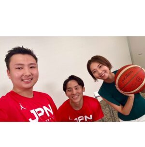 Ayumi Hirodo Instagram - FIBA Basketball World Cup 2023🏀
今夜はフィンランド戦‼️
テレビ朝日でよる9時から中継です‼️
一歩、一本、日本．

河村勇輝選手、富永啓生選手の【阿吽の呼吸】プレーにも注目です👀
河村選手の武器、ノールックパスと
富永選手の武器、スリーポイントシュート🏀
#ヒロドの小ネタ
コンビネーションはチームNo.1とも言われる2人が、"ここは意見が違うんです!"というポイントがありました。それは、ボールをもらった瞬間に縫い目を揃えてシュートする富永選手に対して、もらった状態でそのままシュートする河村選手。富永選手が瞬時に縫い目を変えるスピードがすごいそうですが、あえて縫い目がしっくり来るように彼にパスを出す河村選手もすごいのです。（意識してパスをすることもあると）展開が早いですが、注目して今夜の戦いを迎えます！

#fibawc