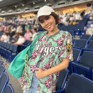 Ayumi Hirodo Instagram - #ヒロドのとらほー日記
ようこそタイガース観戦ツアーへ、ももちゃん🍑✨
野球観戦行きましょうって声かけてくれてありがとう😍
ホーム甲子園とまではいかなくても、応援のボリュームはビジターと思えないほどでした！特にチャンステーマの時のももちゃんのリアクション🤣「こんなに声量大きいんですか？！」
スポーツの現場に声が戻ってきて、心が満たされた気がします！
生とらほー！叫べてよかった🐯

#ビッグフライ大山さん
#伊藤投手のナイスピッチ
#ノイジーの意地
#岩崎さんの静かな闘志
#ヒロドのこべや　。