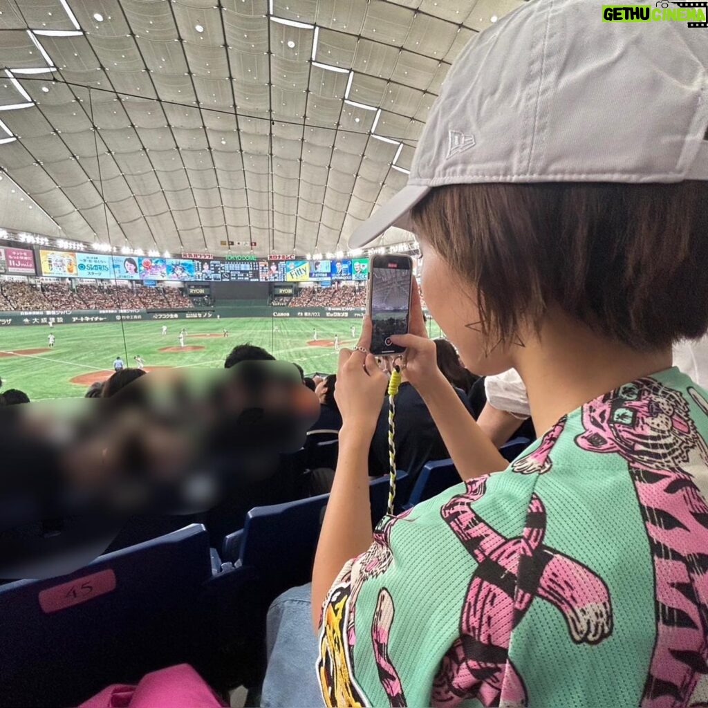 Ayumi Hirodo Instagram - #ヒロドのとらほー日記 ようこそタイガース観戦ツアーへ、ももちゃん🍑✨ 野球観戦行きましょうって声かけてくれてありがとう😍 ホーム甲子園とまではいかなくても、応援のボリュームはビジターと思えないほどでした！特にチャンステーマの時のももちゃんのリアクション🤣「こんなに声量大きいんですか？！」 スポーツの現場に声が戻ってきて、心が満たされた気がします！ 生とらほー！叫べてよかった🐯 #ビッグフライ大山さん #伊藤投手のナイスピッチ #ノイジーの意地 #岩崎さんの静かな闘志 #ヒロドのこべや　。