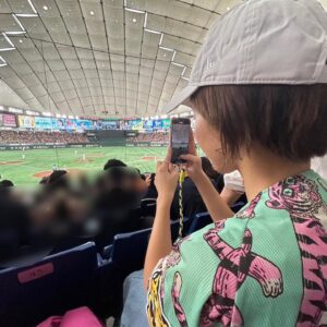 Ayumi Hirodo Instagram - #ヒロドのとらほー日記
ようこそタイガース観戦ツアーへ、ももちゃん🍑✨
野球観戦行きましょうって声かけてくれてありがとう😍
ホーム甲子園とまではいかなくても、応援のボリュームはビジターと思えないほどでした！特にチャンステーマの時のももちゃんのリアクション🤣「こんなに声量大きいんですか？！」
スポーツの現場に声が戻ってきて、心が満たされた気がします！
生とらほー！叫べてよかった🐯

#ビッグフライ大山さん
#伊藤投手のナイスピッチ
#ノイジーの意地
#岩崎さんの静かな闘志
#ヒロドのこべや　。