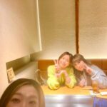 Ayumi Hirodo Instagram – ただいま〜🙋‍♀️Part2

ともこさんとやすよさん🦄
ともこさんとはM-1以来！
いつもありがとうございます✨
やすよさんのインカメショットで撮るの憧れてました😚🌟

涙流すほどたくさん笑ったから、おこのみ焼きなどたくさん食べましたがきっとカロリーゼロやと思う🍖
大阪満喫！今日から月曜日、頑張ります🙋‍♀️

#MIREMO